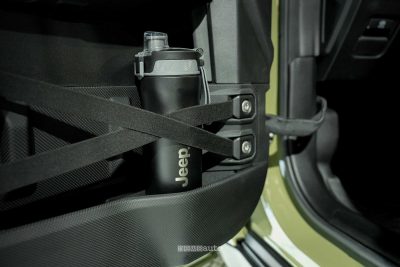 Nuova Jeep Recon porta borraccia nella portiera guidatore