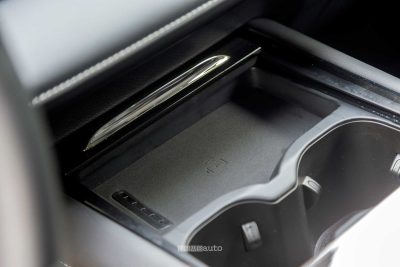 Omoda 5 SHS-H vano per la ricarica wireless dello smartphone