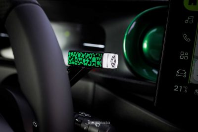 Renault Twingo E-Tech-Electric Techno Vert Absolu leva del cambio al volante