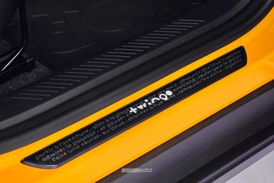 Renault Twingo E-Tech-Electric Techno Jaune Mango soglia battitacco