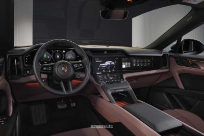 Porsche Cayenne Electric plancia abitacolo