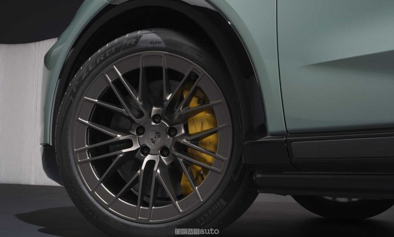 Porsche Cayenne Turbo Electric cerchi da 22" e pinze freno