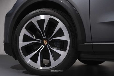 Porsche Cayenne Electric cerchi da 22"