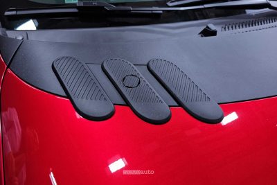 Renault Twingo E-Tech Electric rossa cofano anteriore