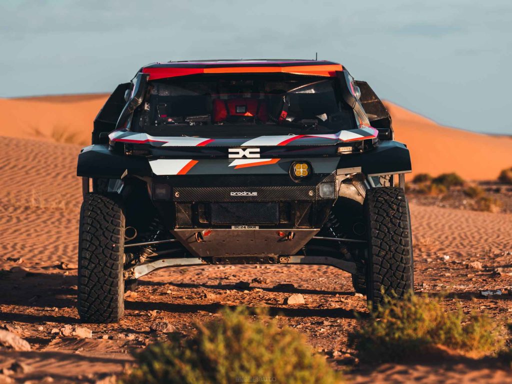 Il nuovo buggy Dacia Sandriders Dakar 2026 modificato con il nuovo snorkel in evidenza