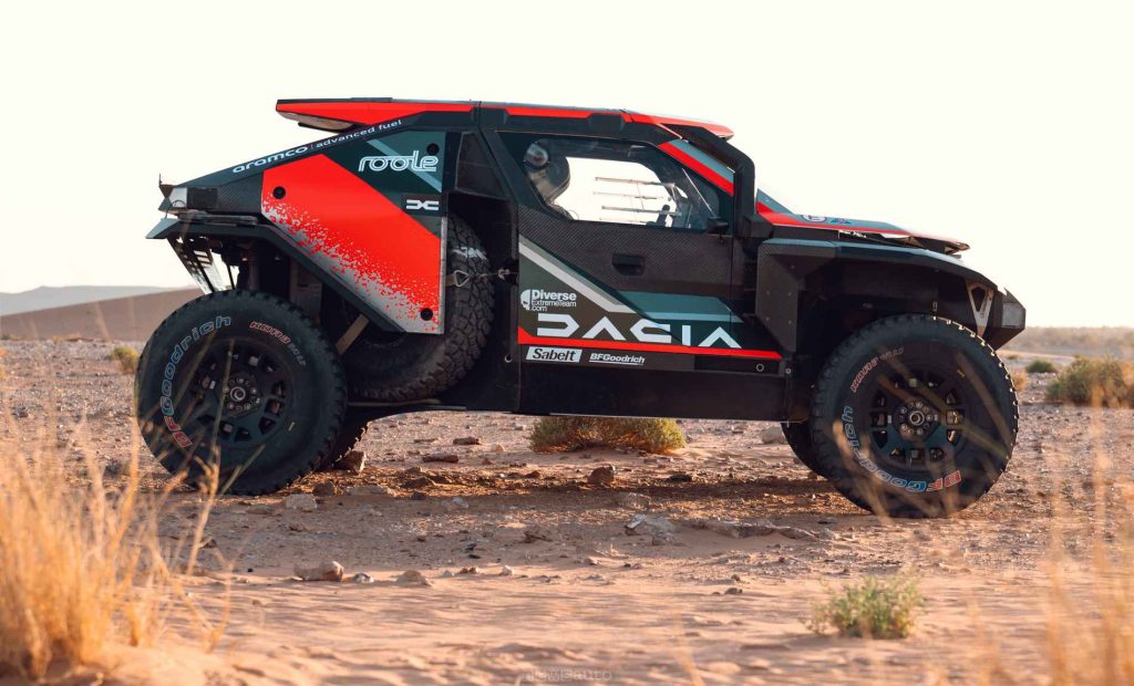 Il nuovo buggy Dacia Sandriders Dakar 2026 modificato. E' stato modificata la carrozzeria per facilitare l'estrazione della ruota di scorta e riposizionamento della piastre antisabbia