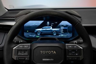 Nuovo Toyota Hilux BEV display quadro strumenti