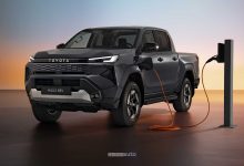 Nuovo Toyota Hilux BEV in ricarica