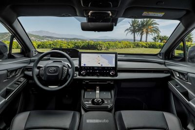 Toyota bZ4X 2026 plancia abitacolo