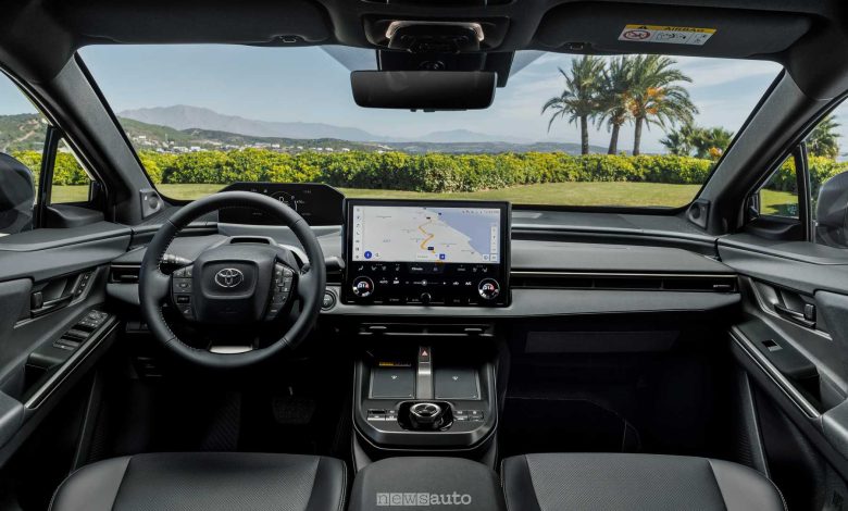 Toyota bZ4X 2026 plancia abitacolo