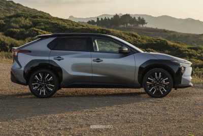 Nuova Toyota bZ4X AWD laterale