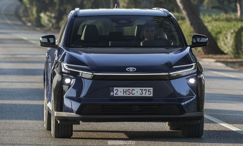 Toyota bZ4X 2026 su strada