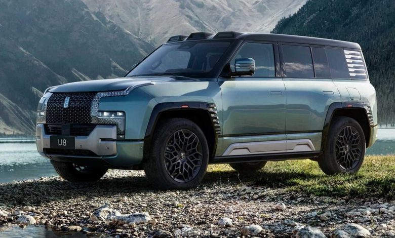 Yangwang U8 SUV ibrido 1200 CV di BYD, vista frontale e laterale