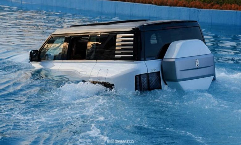 Yangwang U8 in modalità Floating, galleggia e naviga sull'acqua come una barca