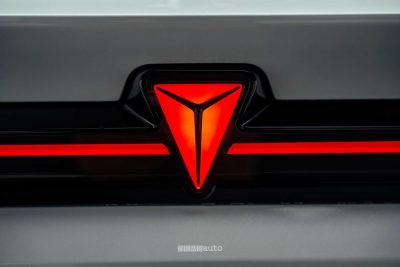 Changan Deepal S07 logo illuminato della firma luminosa