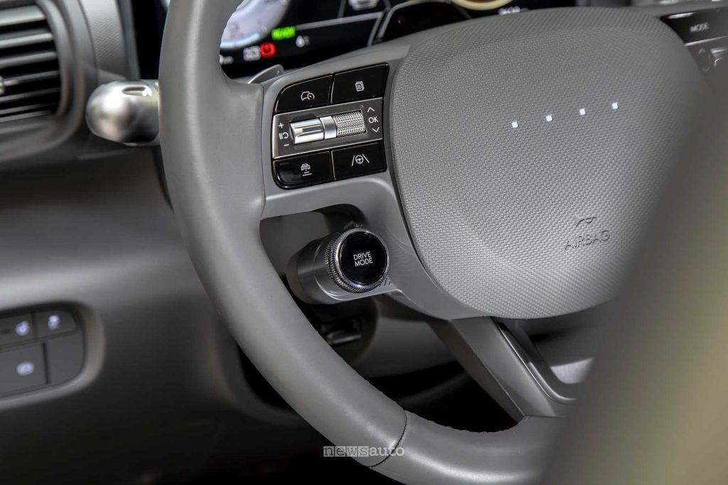 Hyundai Inster Cross manopola Drive Mode al volante
