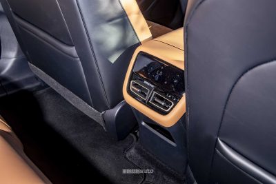 Mazda 6e display del clima nella fila posteriore