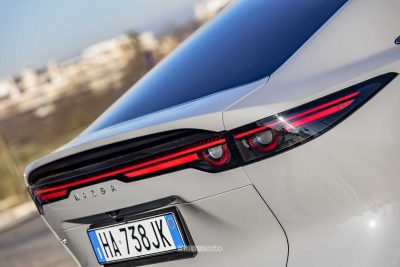 Mazda 6e fari, firma luminosa posteriore