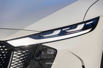 Mazda 6e faro anteriore firma luminosa