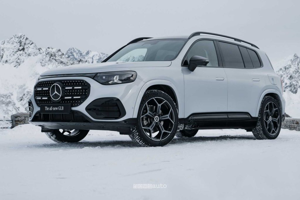 Nuova Mercedes GLB ibrida anteriore 3/4