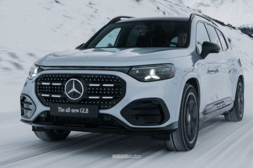 Nuova Mercedes GLB ibrida in azione sulla neve