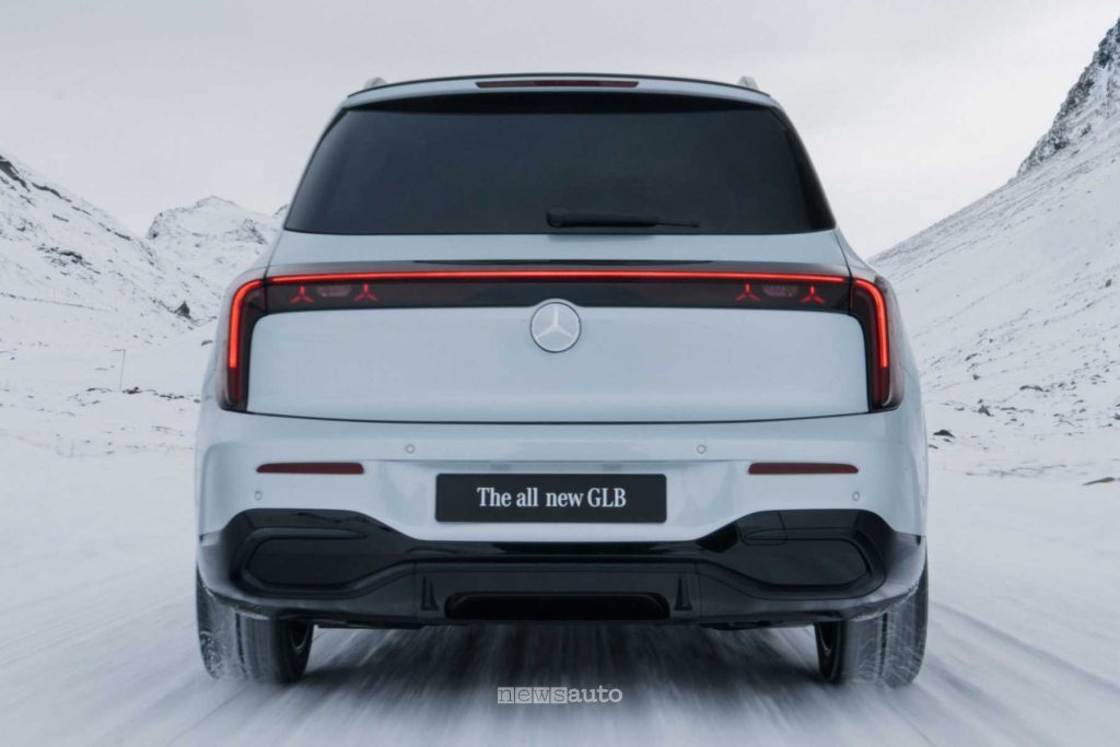 Nuova Mercedes GLB ibrida in azione sulla neve