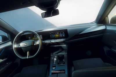 Nuova Opel Astra plancia abitacolo