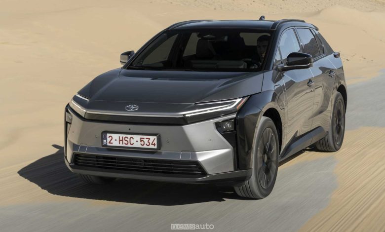 Nuova Toyota bZ4X AWD su strada