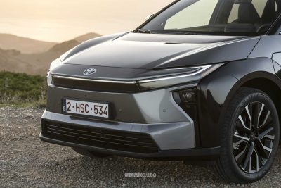 Nuova Toyota bZ4X AWD paraurti e firma luminosa anteriore