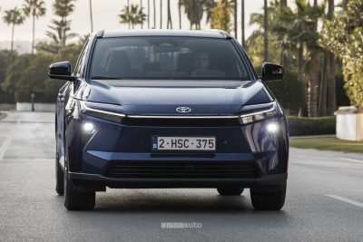 Nuova Toyota bZ4X FWD su strada