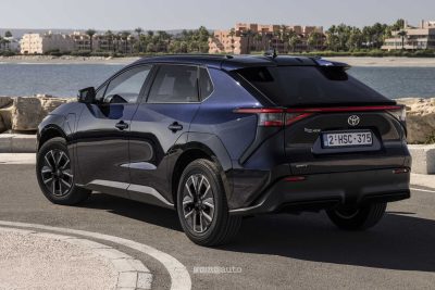 Nuova Toyota bZ4X FWD su strada