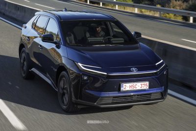 Nuova Toyota bZ4X FWD su strada