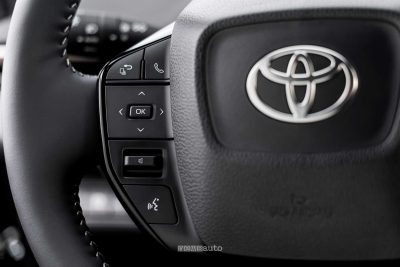 Nuova Toyota bZ4X AWD comandi vocali al volante