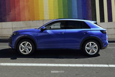 Nuova Volkswagen T-Roc su strada