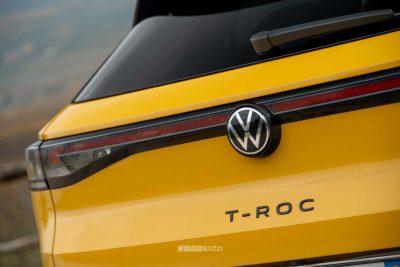 Nuova Volkswagen T-Roc R Line logo portellone posteriore