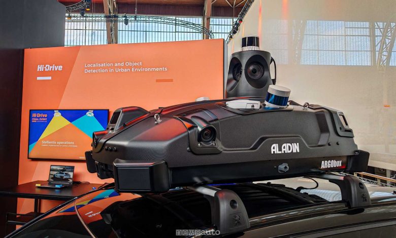 modulo sensori sul tetto con 8 LiDAR, 9 telecamere e 4 radar