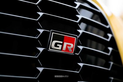 Nuova Toyota Aygo X GR Sport logo griglia anteriore