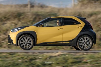 Nuova Toyota Aygo X GR Sport su strada