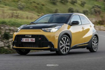 Nuova Toyota Aygo X GR Sport su strada