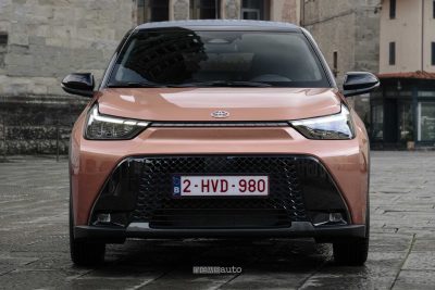 Nuova Toyota Aygo X frontale, firma luminosa