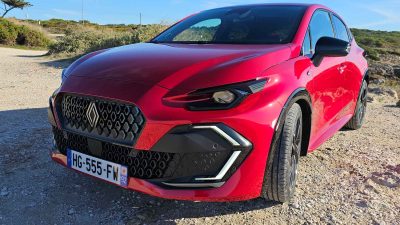 Il frontale della nuova Renault Clio nell'allestimento Esprit Alpine. (foto NEWSAUTO)