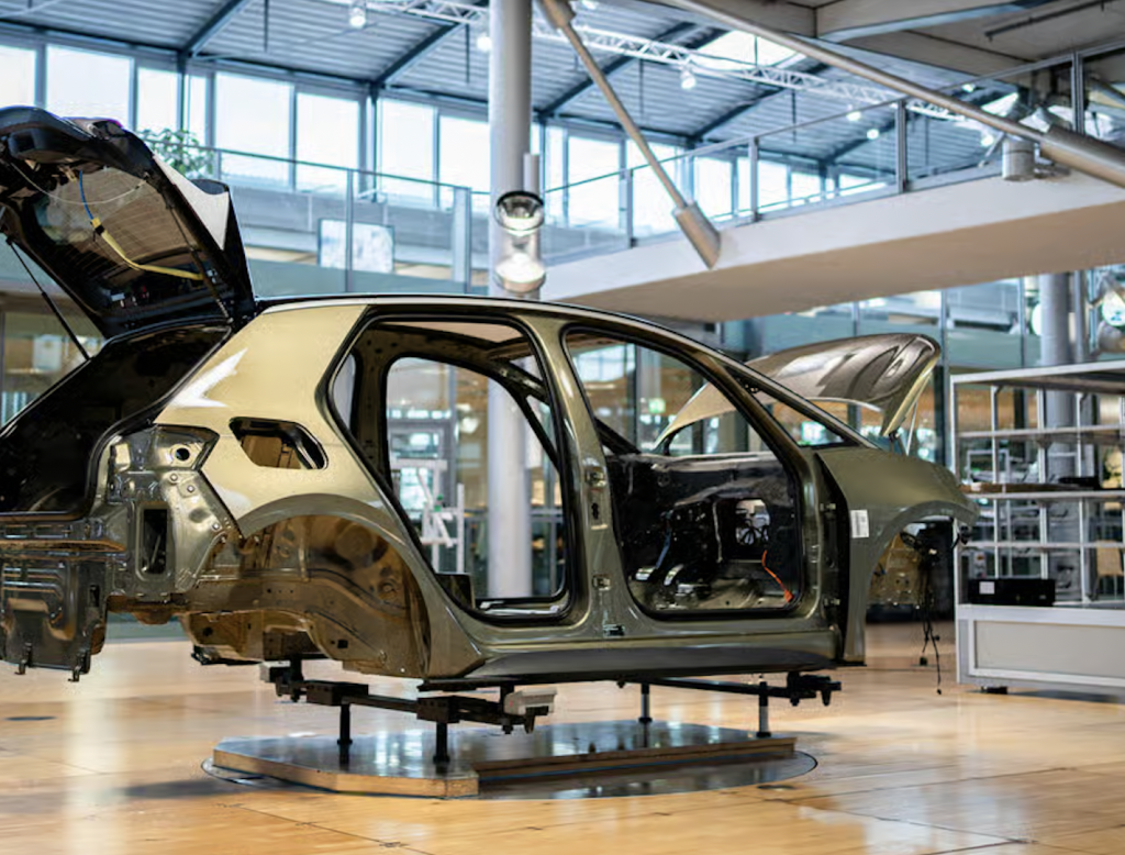 La splendida e futuristica fabbrica Volkswagen di Dresda chiude: è necessario tagliare i costi