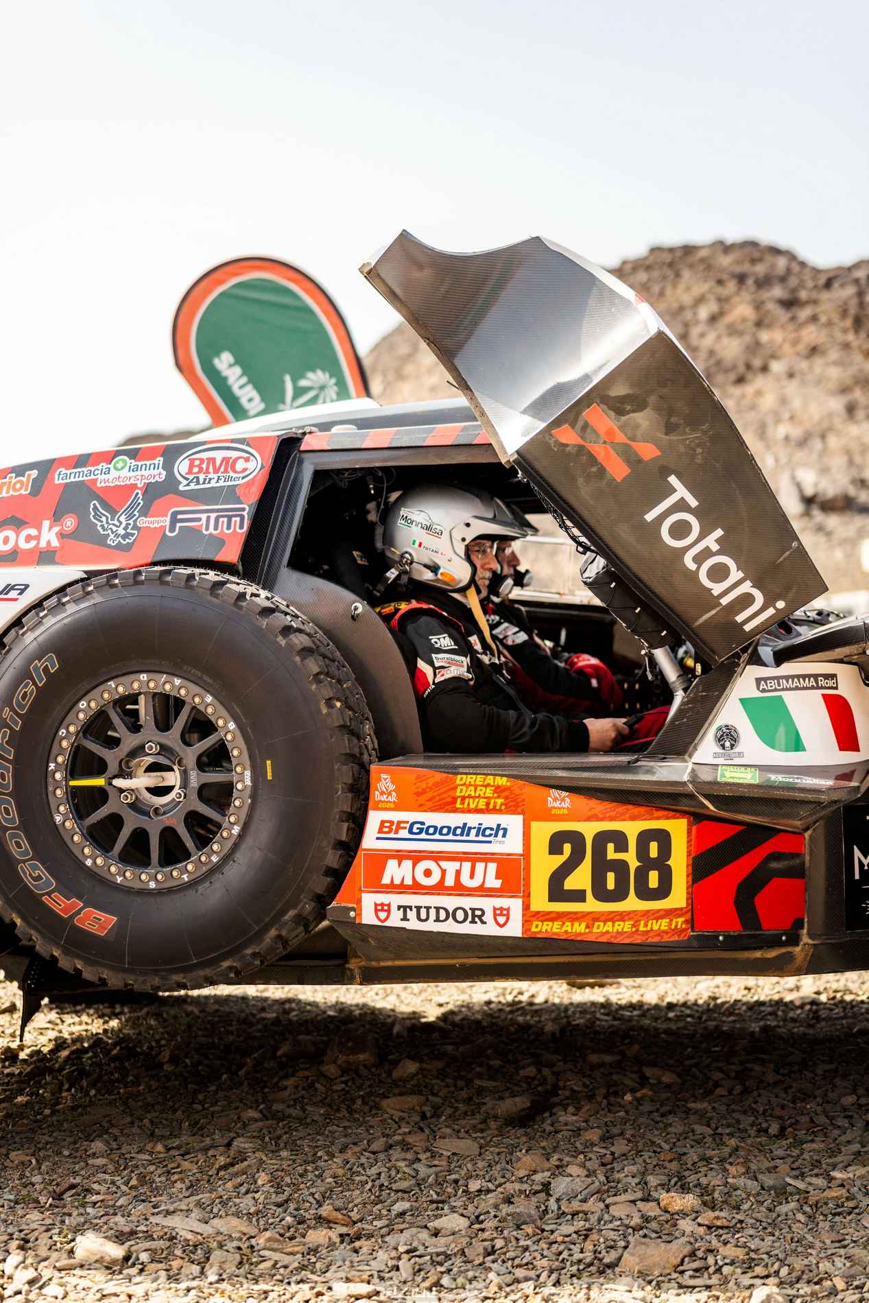 Dakar 2026, l’inferno di Al Ula: i fratelli Totani sopravvivono alla “strage” delle gomme