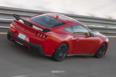 Ford Mustang Dark Horse SC in pista