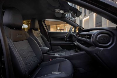 Jeep Avenger Black Edition sedili anteriori