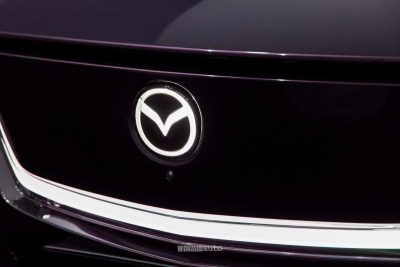 Mazda CX-6e logo illuminato griglia anteriore
