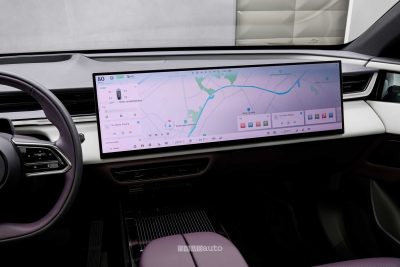 Mazda CX-6e ampio display dell'infotainment da 26,5"