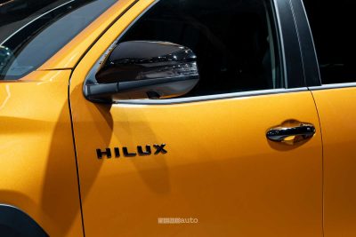 Nuova Toyota Hilux Hybrid a 48V telecamera nello specchietto laterale