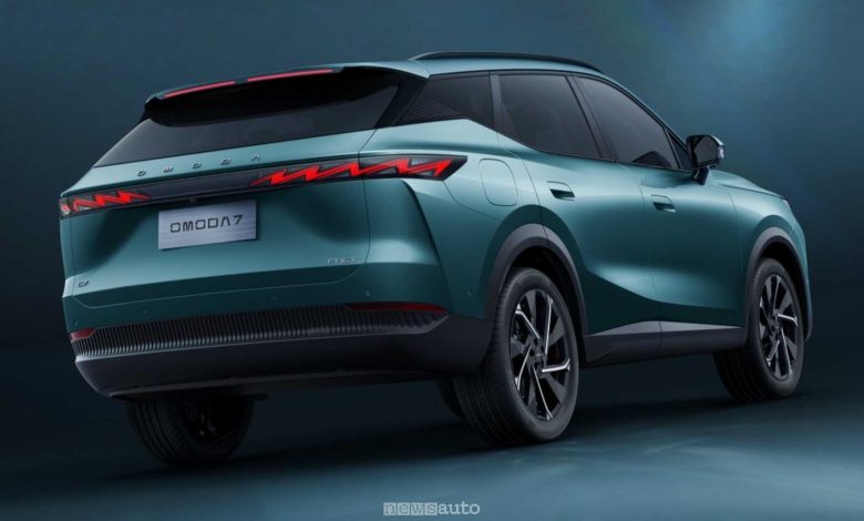Omoda 7 SHS-P posteriore, firma luminosa