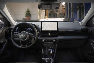 Toyota Yaris 2026 plancia abitacolo